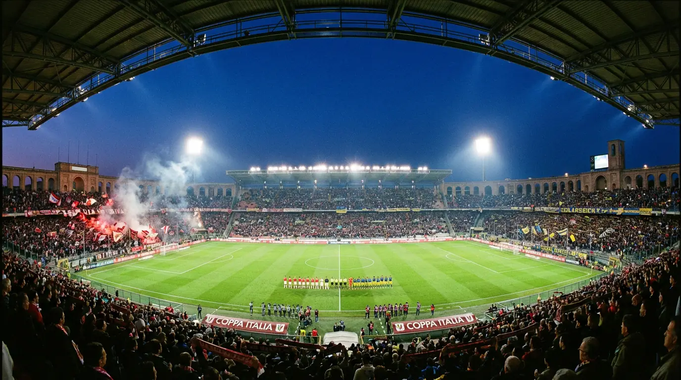 Vista panoramica di uno stadio di calcio italiano durante una partita serale di Coppa Italia