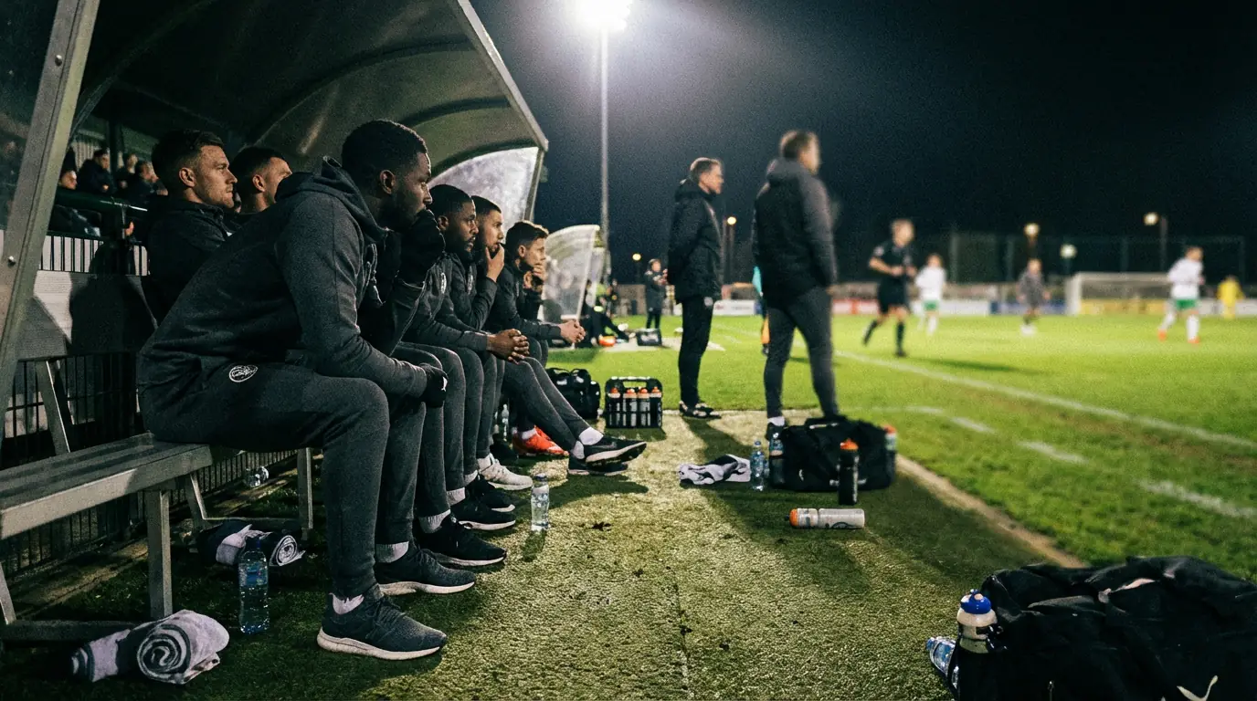 Panchina di una squadra di calcio con giocatori di riserva durante una partita di Coppa Italia