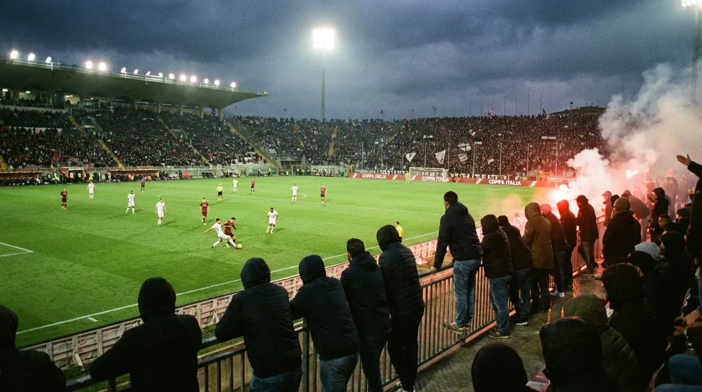 Tifosi che guardano una partita di Coppa Italia in diretta su un maxischermo allo stadio